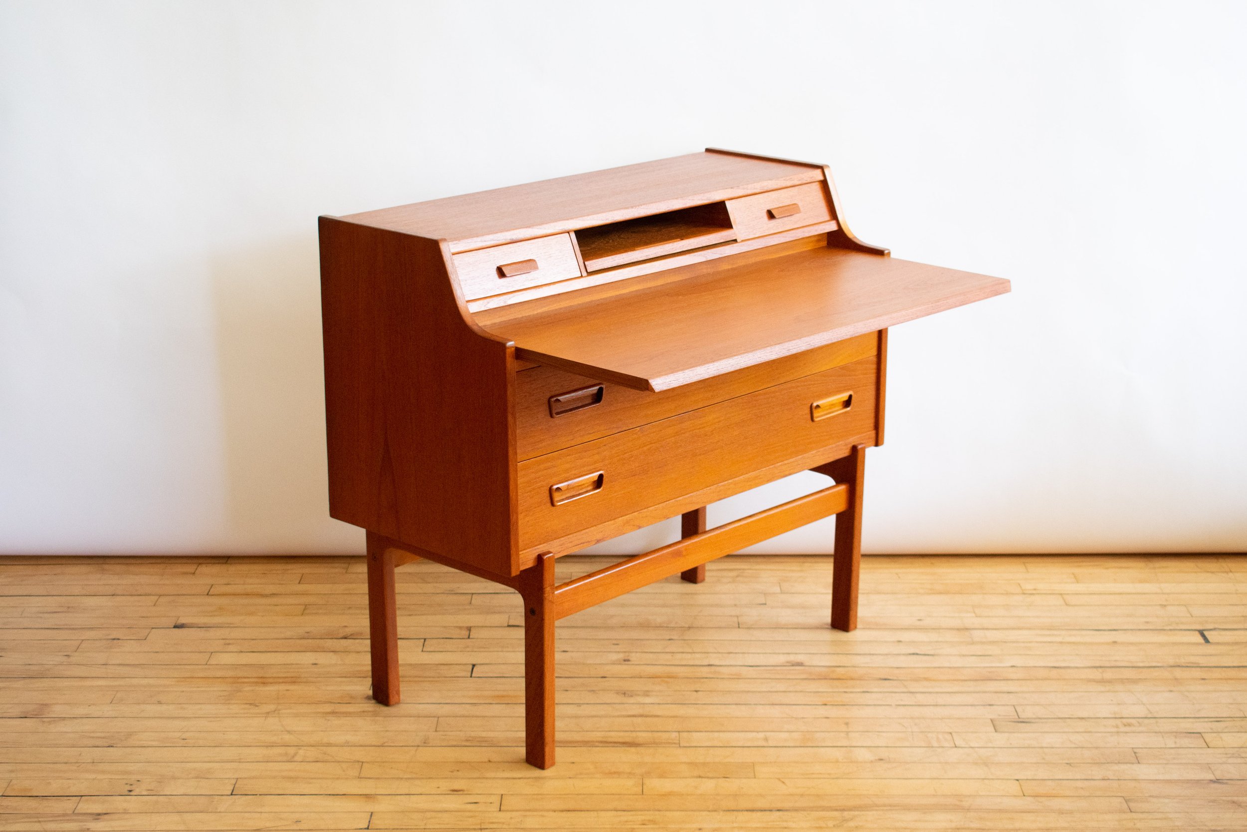 Arne Wahl Iversen Secretary Desk — RESIDE